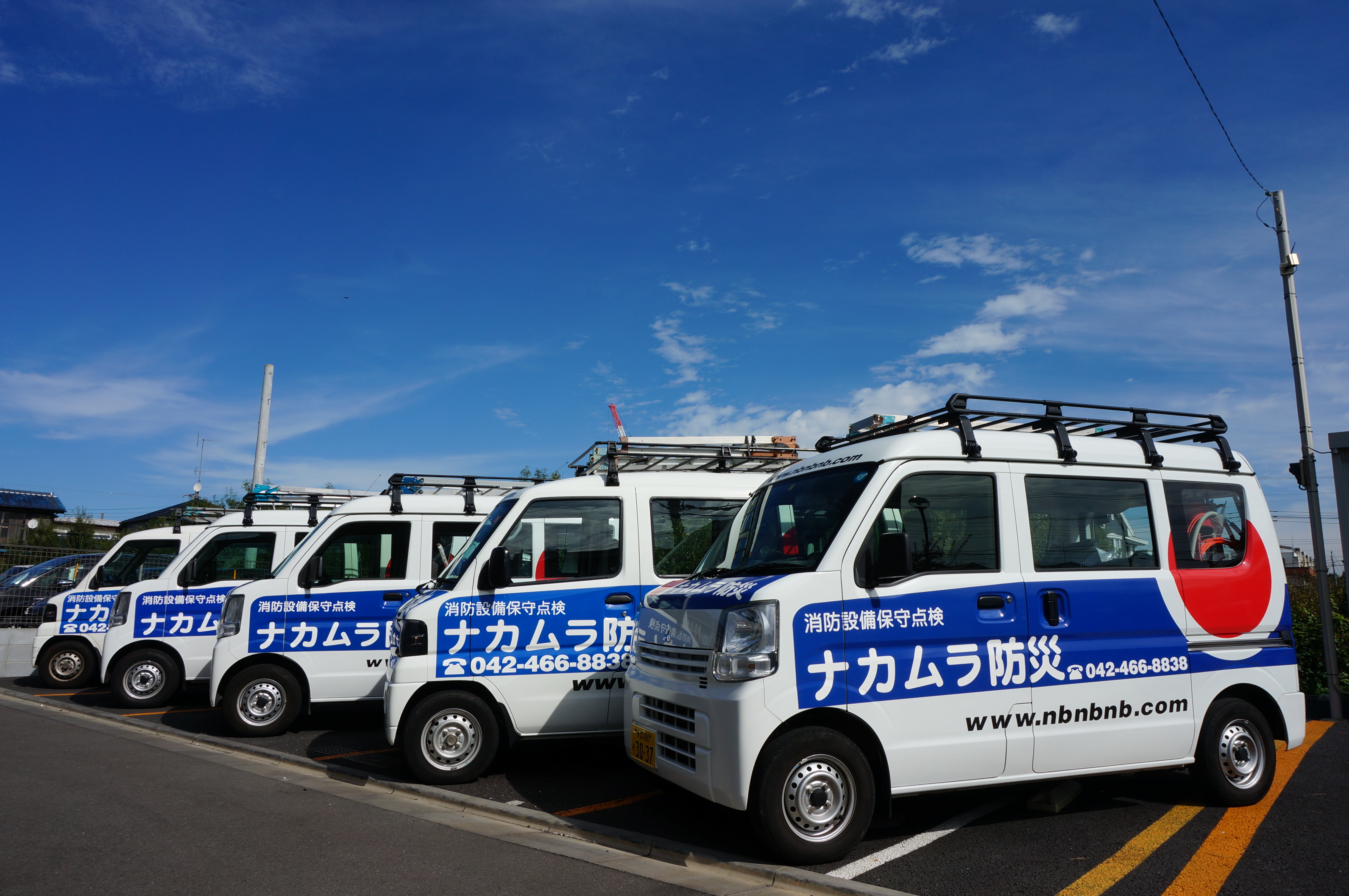 都心を走る派手な車　ラッピングカー