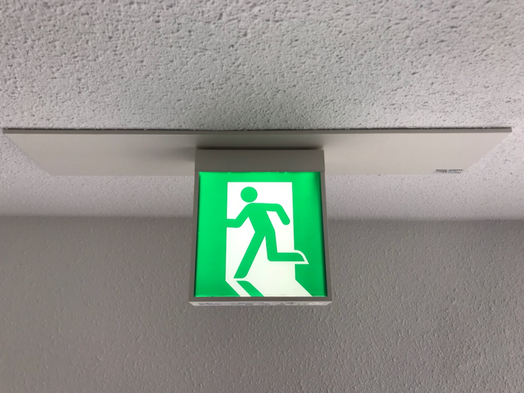 外出時での、火災や地震等の災害時、避難経路はどう見つけるか!!