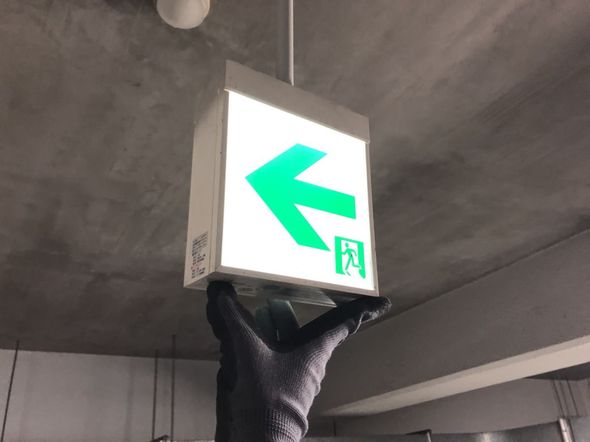 消火器、自動火災報知設備・誘導灯バッテリー交換etc…~消防設備の改修作業行いました~