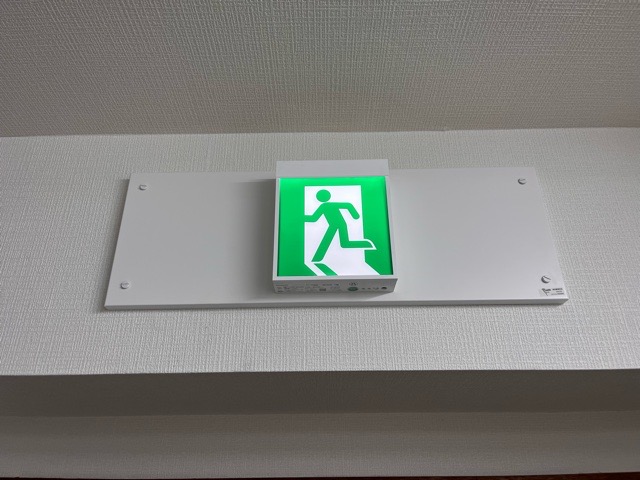 視認性もUP！！誘導灯交換！！