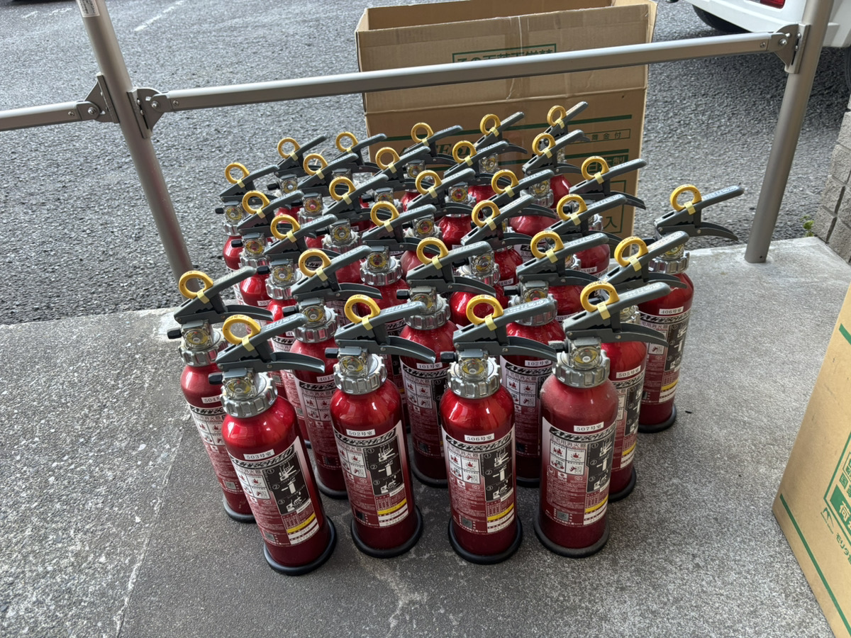 住宅用消火器の交換を行いました！（約30本）